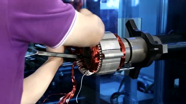 电机铜线捆扎机,扎线速度很快也很准,一直以为是人工扎的呢!