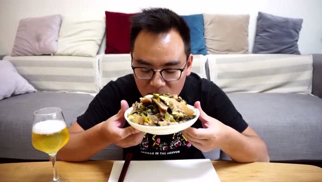 广西暴龙哥吃牛欢喜一口就吐,难以下咽!