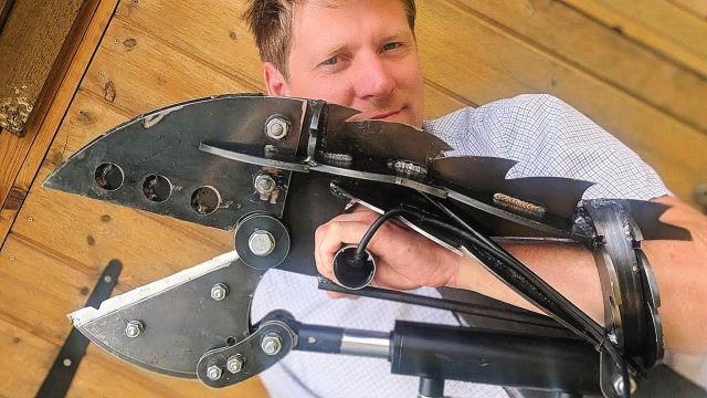 牛人自制的超级手套,按下开关的瞬间,才是震撼的开始