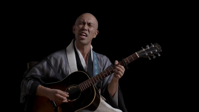 真正的佛系歌手,白天念经晚上开演唱会,真是太不可思议了