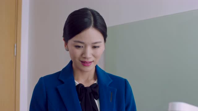 马舒儿向老板预支薪水失败,马纪末吃药时,发现药越来越少