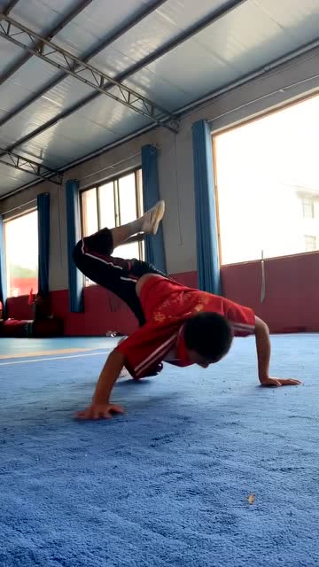 功夫小子表演《蝎子功》,你见过这个功夫吗?别说这名字真形象啊