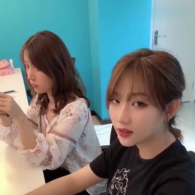 钟婷又被同事捉弄了,看看闺蜜的表情,真是说明了一切啊!