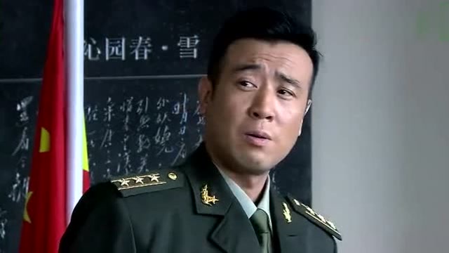 范天雷找康团长喝酒比去偷东西还小心呀,居然还分头行动