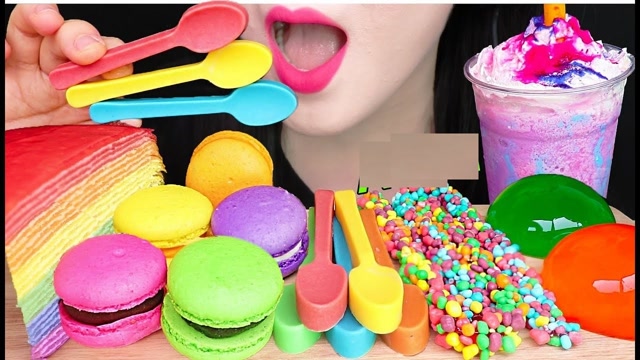 大嘴吃四方:妹子吃吃糖豆勺子