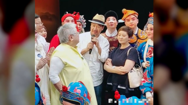 61岁邓婕素颜陪张国立看戏,昔日最美王熙凤老了,网友:岁月呀