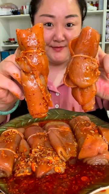 大姐吃猪皮卷,吸溜吸溜三秒一个,看的口水直流!