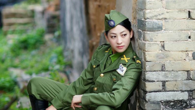 国民党2名女兵被我军俘虏放走穿长靴的战士瞬间懵了