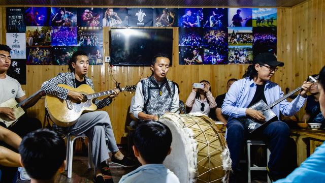 首次看到图瓦人家庭乐队的演奏,当听到祝酒歌时大家沸腾了