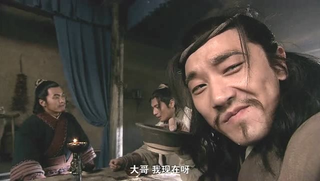 新水浒传:正在喝酒的时迁听到鸡叫声,似乎起了心思