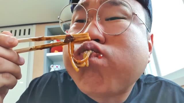 韩国大胃王小胖,吃特色炸酱面,网友:太能吃了吧