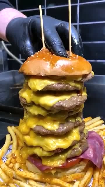 商家推出十层芝士汉堡,一分钟吃完就能免单,这谁下得去口啊