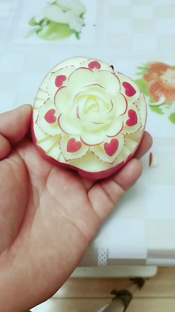 用苹果雕刻的爱心花纹,看似很简单,实则特别考验耐心