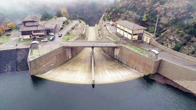 壮观!两百米高巨型大坝泄洪,三百多米的泄洪道犹如巨龙奔腾!