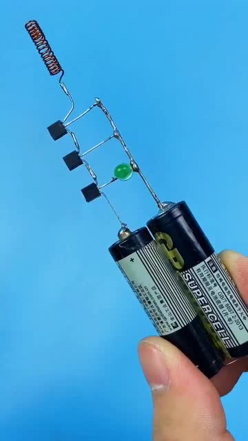 用三只c945三极管一只发光二极管就可以制作简单的感应测电笔