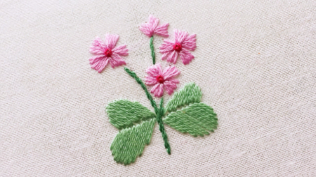 手工刺绣一束小花,缎面绣是主角,搭配轮廓绣和法结绣简单就是美