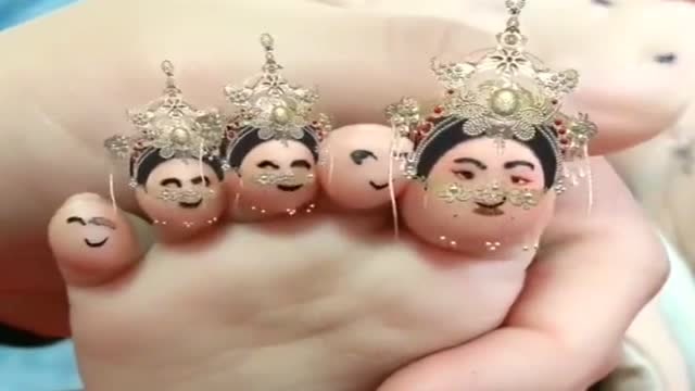 给脚趾头上画的"笑脸",抬起来那一刻,真是太好玩了!