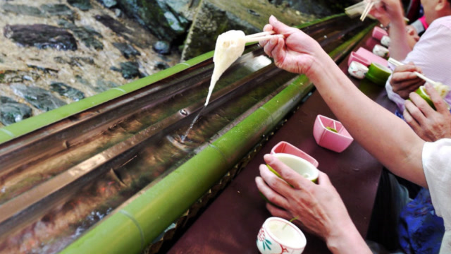 日本最火爆的"流水素面",游客体验后却吐槽:吃法太恶心了!