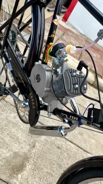 自行车上安装发动机,这个发明不错,这样就可以省时省力了
