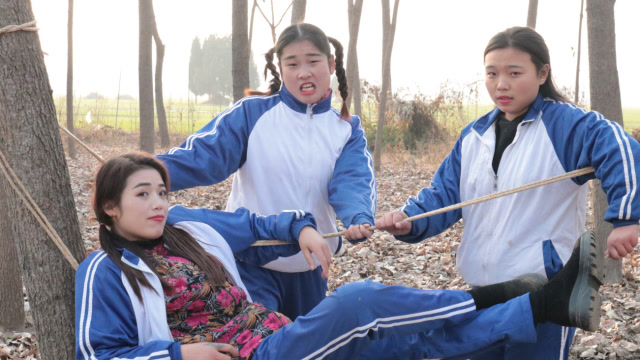 搞笑童年:小时候和小伙伴玩荡秋千,每次都能玩上一天,真怀念