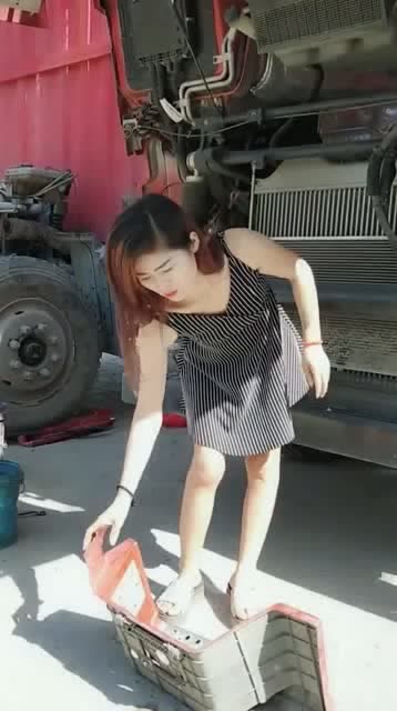卡车女司机快哭了,车又在服务区坏了,这一次又得花上一个多月的工资!