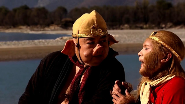 新西游记:猪八戒和孙悟空日常斗嘴,路过流沙河被困住,这到底咋过去啊!