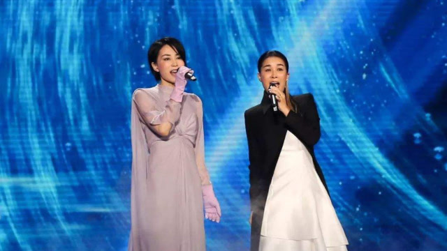 王菲那英同台演唱《岁月》,哪知那英一开嗓,天后都不知该怎么接