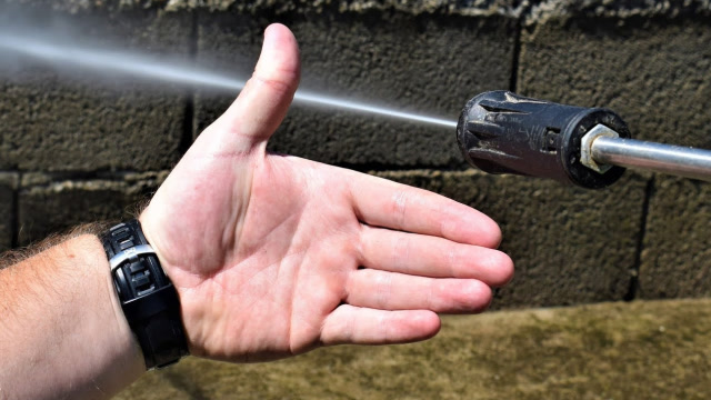6万兆帕的高压水枪有多狠?老外用手测试,场面一度陷入尴尬!