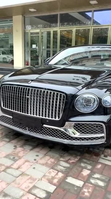 当宾利飞天女神车标升起那一刻,怎么能不让人心动,真是太帅气了!