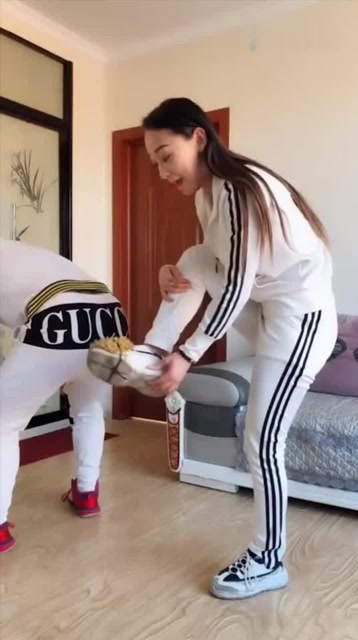 石头剪刀布谁输踢谁屁股不料却还有这种操作