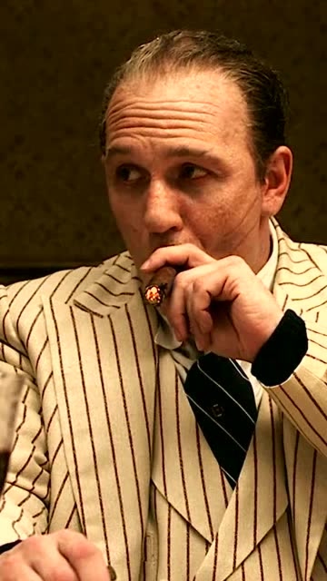 汤姆哈迪叼上雪茄的时候像极了黑帮大哥这气场太强大了