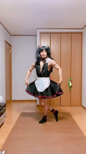 日本肌肉猛男换上女仆装跳舞,这个画面有点太美,我先笑了!