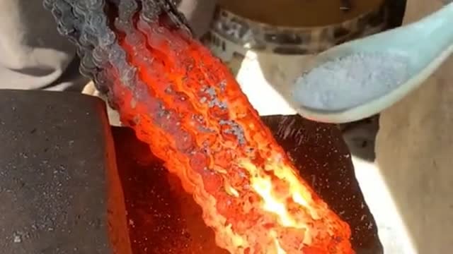 炼铁的都知道,铁被烧红了后要撒上这个东西,才能让它容易变形!