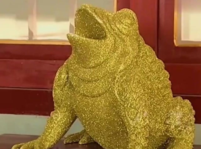 金蟾得罪玉帝,被惩罚变成一个金蛤蟆,守护千年才能恢复真身