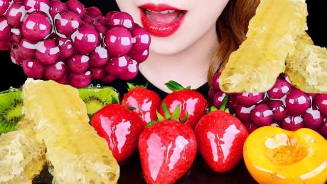 美女吃水果大餐,葡萄,草莓搭配蜂巢蜜,秀起少女心