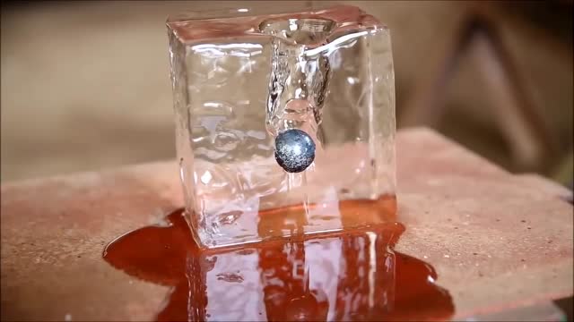 把1600度的小铁球放在冰块上会怎样?