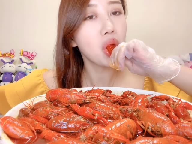 声控,美女吃麻辣小龙虾