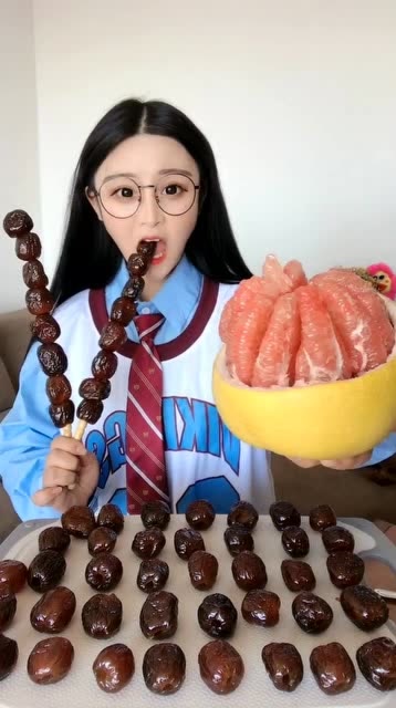 美女吃播吃自制蚂蚁大力丸,这吃法,是幸福的味道!