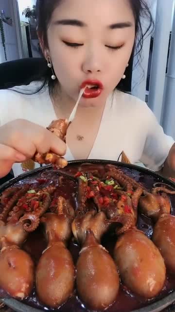 第一次见这样吃八爪鱼的,小姐姐真生猛,看得我食欲大增!