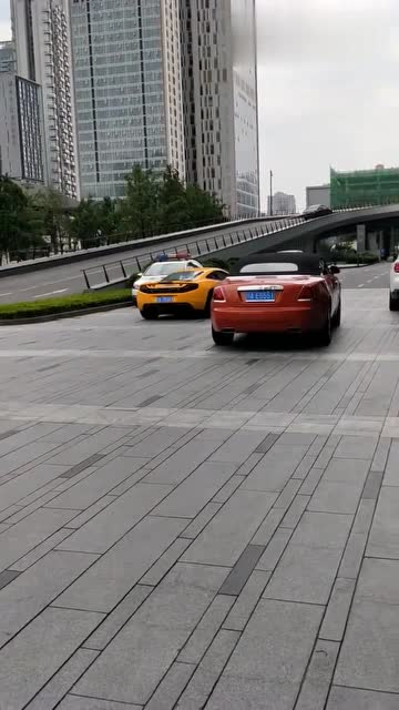 土豪开劳斯莱斯出门炸街,还是喜欢前面开宝马的白富美!