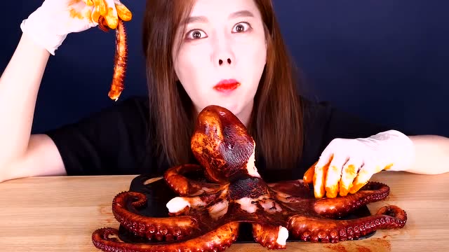 韩国美女吃巨型大章鱼,嚼劲十足好吃到停不下来