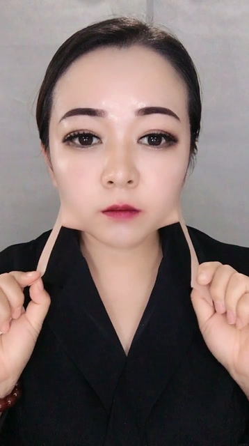 下班了,边走路边卸妆,撕下假脸皮透透气,回家看孙子