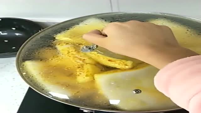 大姐掀开锅盖,看到这一幕,吓得都不敢吃了!