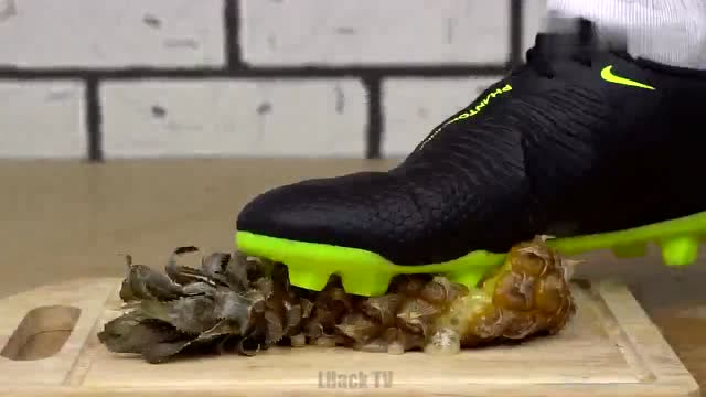 趣味恶搞:牛人使用大脚丫踩踏各种水果,看起来好解压!