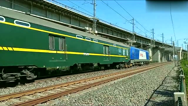 中国铁路所剩不多的双层列车,实拍y516次经过
