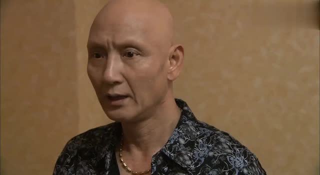 农村姑娘在足疗城上班,不料被光头老总相中,竟要她跟自己走!