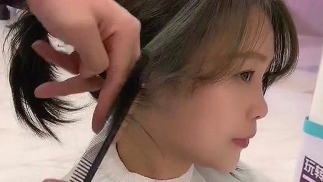 现在理发师帮美女剪发,都是这样剪吗?有种怦然心动的感觉!