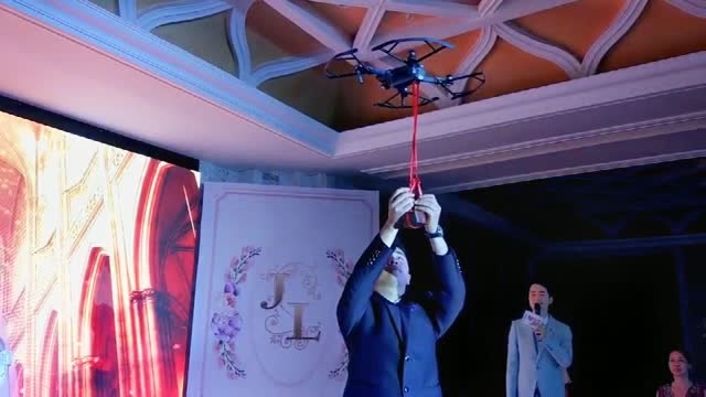 现在婚礼都这高级了吗,婚戒用无人机送上去,这一趟也要几百块钱吧!