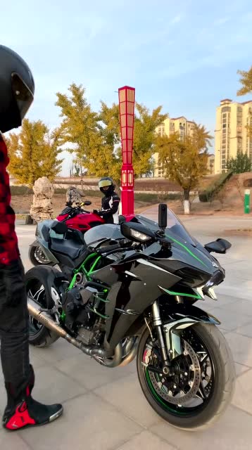 机车村长的川崎h2,看到他拧油门的样子,有钱就是好啊!