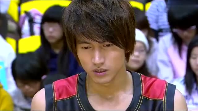 篮球火:无极尊飞起来空中灌篮!东方翔灌篮脚受伤!